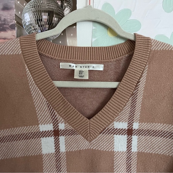 Max Studio plaid v-neck academia preppy sweater - Picture 2 of 5